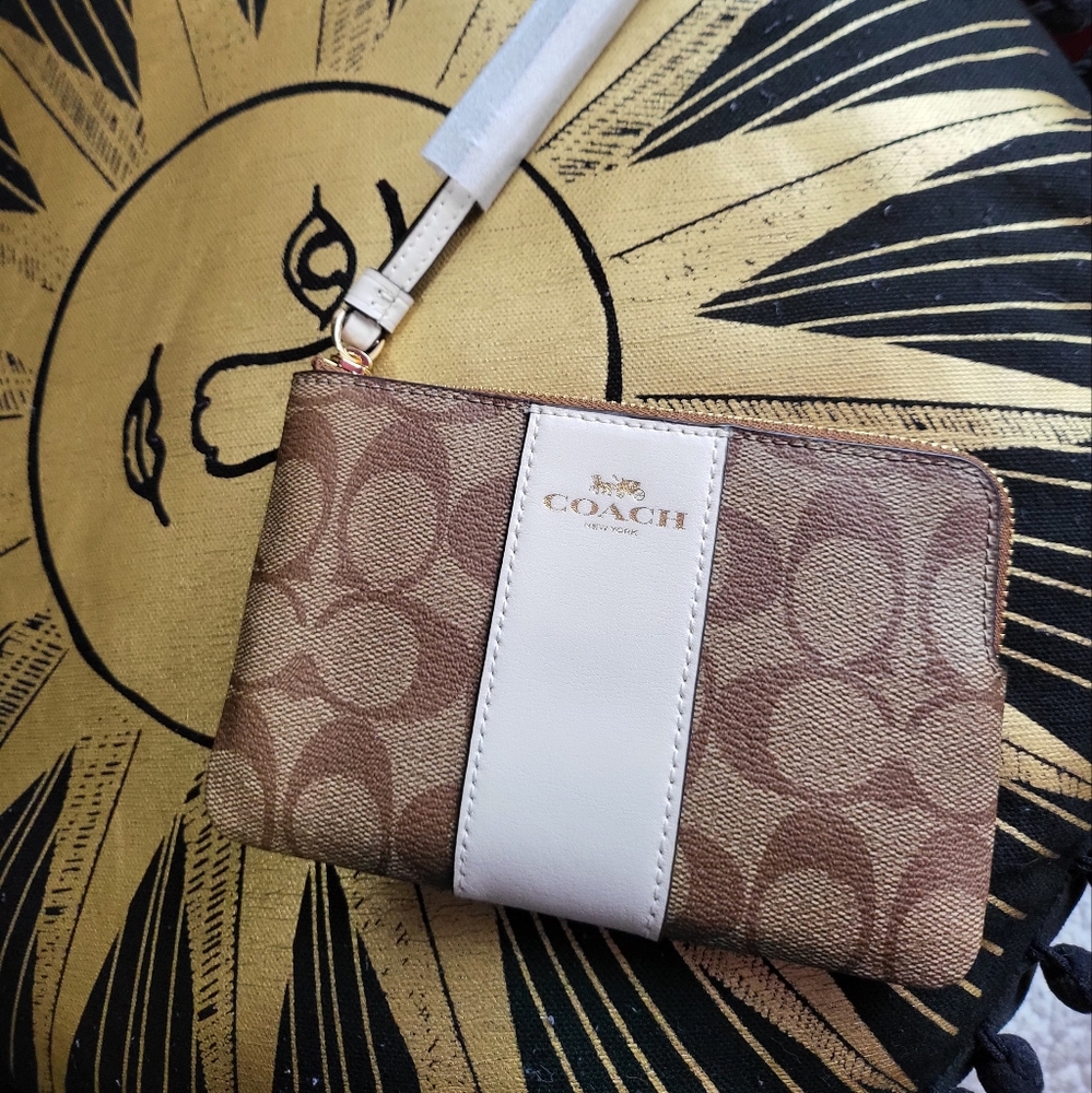 Coach NWT sig corner zip Brown and White wristlet Brand New, beautiful color com